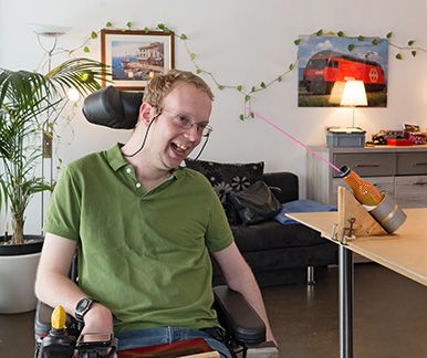 Homme atteint de paralysie cérébrale, heureux dans son propre logement.